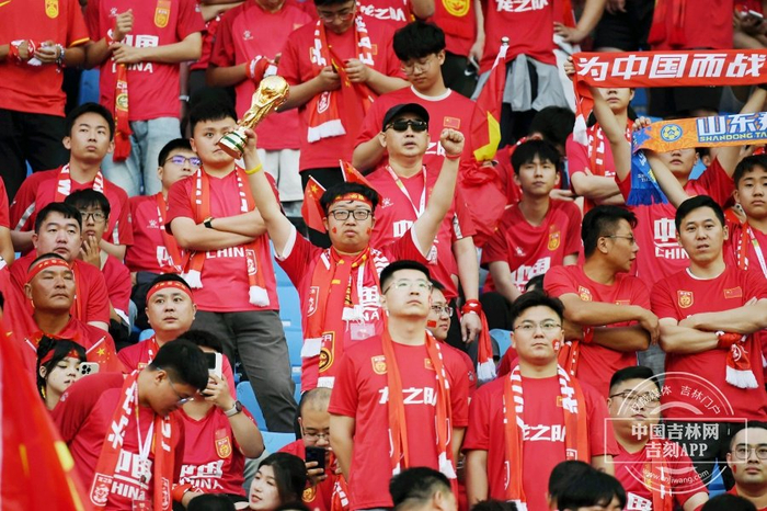 IM电子竞技-比赛现场观众热情高涨,为双方加油助威的句子